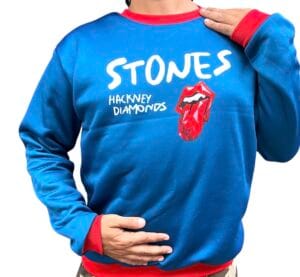 Buzo the rolling stones hackney diamonds azul conseguilo en https://factoryrock.com.ar