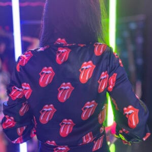 Camisa Seda Stones Negra solo en @factoryrock