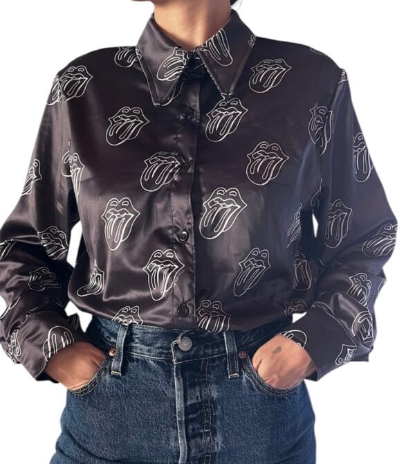 Camisa de Seda Natural The Rolling Stones Paint it Black solo en @factoryrock.ar