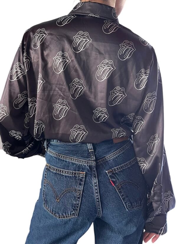 Camisa de Seda Natural The Rolling Stones Paint it Black solo en @factoryrock.ar