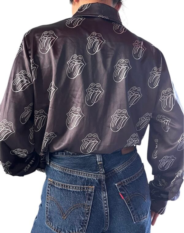 Camisa de Seda Natural The Rolling Stones Paint it Black solo en @factoryrock.ar