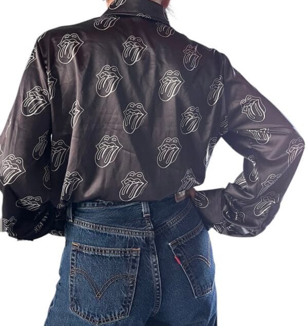 Camisa de Seda Natural The Rolling Stones Paint it Black solo en @factoryrock.ar